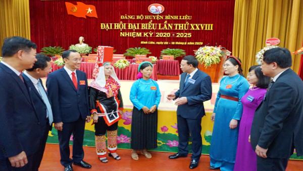 Bí thư, Chủ tịch HĐND tỉnh Quảng Ninh Nguyễn Xuân Ký trò chuyện với các đại biểu dự Đại hội. 