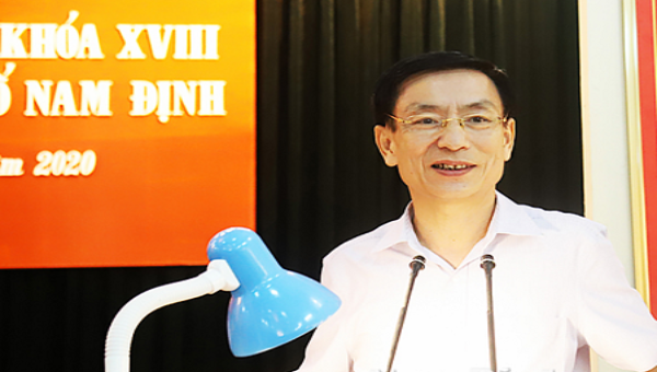 Chủ tịch UBND tỉnh Nam Định phát biểu tại buổi tiếp xúc cử tri.