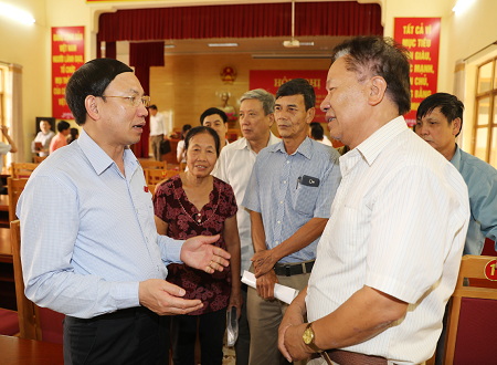 Bí thư Tỉnh ủy Quảng Ninh Nguyễn Xuân Ký (trái) trò chuyện với cử tri TP Hạ Long.