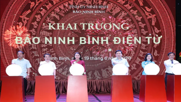 Lãnh đạo tỉnh Ninh Bình tham gia ấn nút khởi động, khai trương Báo Ninh Bình điện tử.