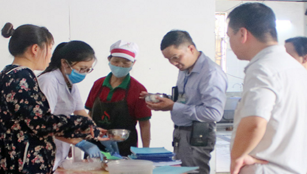 Kiểm tra, giám sát ATTP tại bữa cỗ đông người ở huyện Mỹ Lộc.