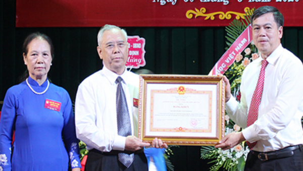 Thừa ủy quyền, Phó Chủ tịch UBND tỉnh Nam Định Trần Lê Đoài, trao Bằng khen của Thủ tướng Chính phủ cho Hội Khuyến học tỉnh.