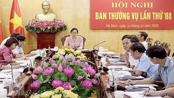 Bí thư Tỉnh ủy Hà Nam Lê Thị Thủy chủ trì hội nghị.