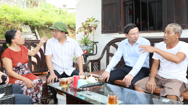 Bí thư Quảng Ninh (áo xanh) trực tiếp gặp gỡ, chia sẻ với người dân nằm trong diện phải GPMB phục vụ thi công các dự án.