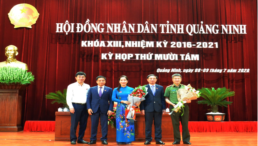 Đồng chí Nguyễn Thị Hạnh (áo xanh) đã trúng cử chức danh Phó Chủ tịch UBND tỉnh khóa XIII, nhiệm kỳ 2016-2021.