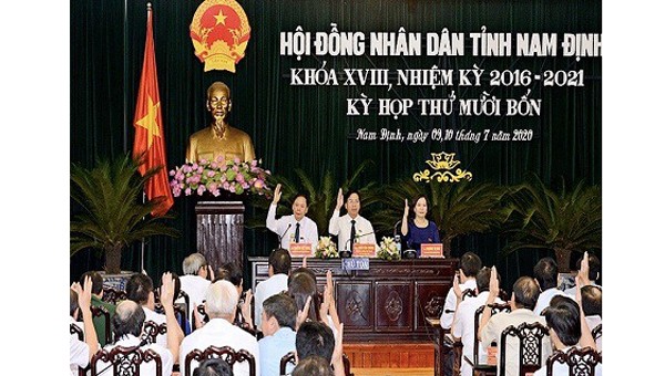 Các đại biểu HĐND tỉnh Nam Định biểu quyết thông qua 8 Nghị quyết 