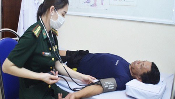 Quân y BĐBP tỉnh Quảng Ninh khám sức khỏe cho các thuyền viên bị nạn