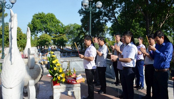 Đoàn đại biểu tỉnh Quảng Ninh dâng hương tại Nghĩa trang liệt sĩ quốc gia Đường 9.