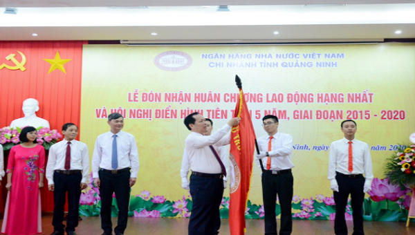 Thừa ủy quyền của Chủ tịch nước, Phó Thống đốc Thường trực NHNN Việt Nam Đào Minh Tú đã trao Huân chương Lao động hạng Nhất cho tập thể NHNN chi nhánh Quảng Ninh.