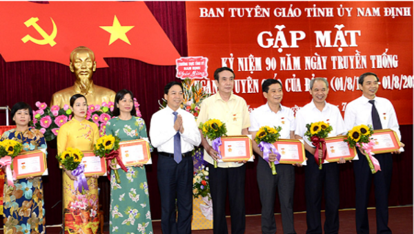 Phó Bí thư Thường trực Tỉnh ủy Trần Văn Chung  trao tặng Kỷ niệm chương "Vì sự nghiệp Tuyên giáo" cho lãnh đạo các ban, ngành của tỉnh.
