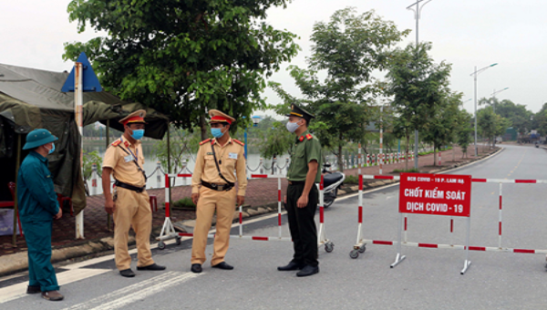 Lực lượng Công an tỉnh Hà Nam triển khai công tác phòng, chống dịch bệnh Covid-19 tại phường Lam Hạ, thành phố Phủ Lý.
