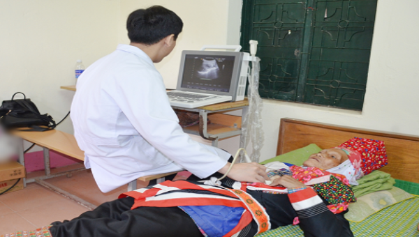 Bác sĩ Bệnh viện Sản Nhi Quảng Ninh khám, chữa bệnh miễn phí cho người dân tại xã Đồng Tâm, huyện biên giới Bình Liêu.