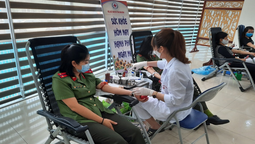 Đoàn viên thanh niên Công an tỉnh Ninh Bình tham gia hiến máu tình nguyện.
