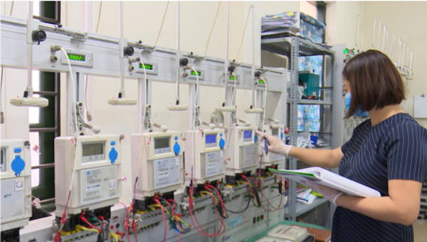 Cán bộ Chi cục Tiêu chuẩn đo lường (Sở KH&CN) kiểm định các mẫu công tơ điện.