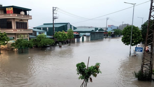 Mưa lớn gây ngập lụt làm ảnh hưởng đến việc đi lại của người dân khu vực TP Hạ Long.