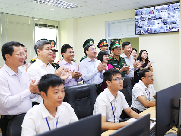Bí thư Tỉnh ủy Quảng Ninh Nguyễn Xuân Ký phát lệnh đóng điện ra đảo Trần.