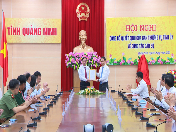 Bí thư tỉnh Quảng Ninh Nguyễn Xuân Ký (bên trái) trao quyết định nghỉ hưu theo chế độ đối với Phó Chủ tịch Thường trực UBND tỉnh Quảng Ninh Đặng Huy Hậu.