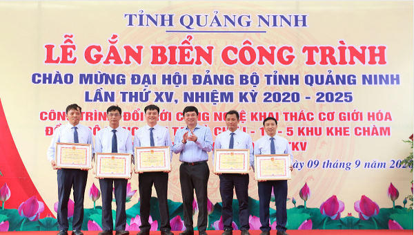Phó Bí thư Thường trực Tỉnh ủy Quảng Ninh, trao bằng khen cho các tập thể, cá nhân có thành tích xuất sắc trong thực hiện công trình.