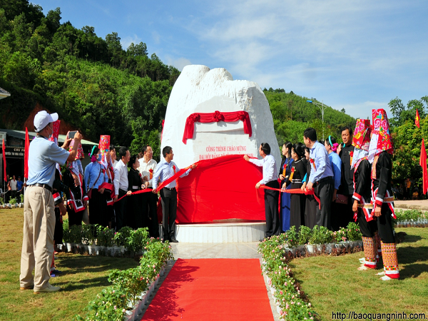 Các đại biểu thực hiện nghi lễ kéo băng đỏ gắn biển công trình chào mừng Đại hội Đảng bộ tỉnh Quảng Ninh lần thứ XV cho Hệ thống các công trình giao thông kết nối tới 104 thôn, bản huyện Bình Liêu.