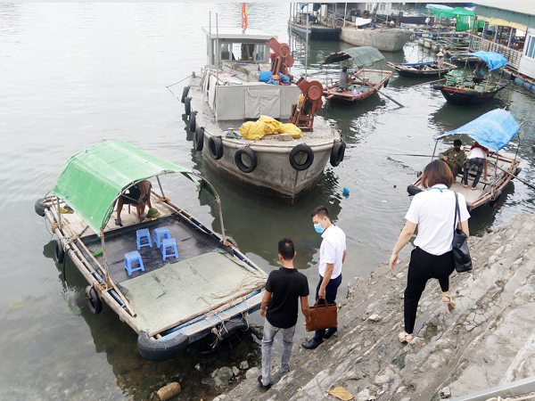Luật sư, trợ giúp viên pháp lý Trung tâm TGPLNN Sở tư pháp Quảng Ninh phải di chuyển bằng đò để trợ giúp pháp lý cho ngư dân