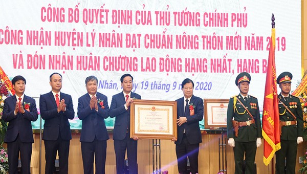 Phó Thủ tướng Trịnh Đình Dũng thừa ủy quyền của Chủ tịch nước trao Huân chương Lao động hạng Nhất cho huyện Lý Nhân.