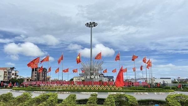 Thành phố Móng Cái rực rỡ cờ hoa chào mừng Đảng bộ tỉnh Quảng Ninh lần thứ XV, nhiệm kỳ 2020-2025.