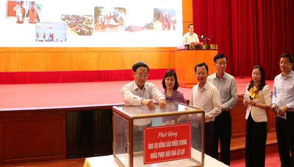 Bí thư, Chủ tịch HĐND tỉnh Quảng Ninh Nguyễn Xuân Ký, cùng các đồng chí lãnh đạo tỉnh tham gia ủng hộ đồng bào miền Trung khắc phục hậu quả lũ lụt.