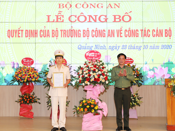 Thượng tá Trần Xuân Ánh, Phó Cục Trưởng Cục Tổ chức cán bộ - Bộ Công an trao quyết định điều động và bổ nhiệm Trung tá Mai Thế Quang giữ chức vụ Phó Giám đốc Công an tỉnh Quảng Ninh.