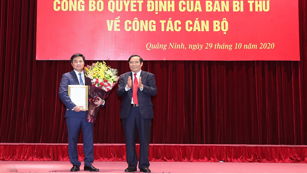  Phó trưởng Ban Thường trực Ban Tổ chức Trung ương Nguyễn Thanh Bình, trao quyết định của Ban Bí thư cho đồng chí Nguyễn Tường Văn.