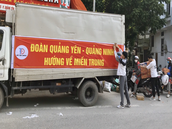 Đoàn thiện nguyện của TX Quảng Yên (Quảng Ninh), chuẩn bị lên đường vào miền Trung.