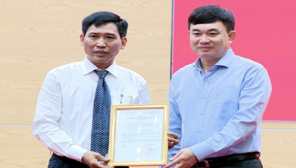 Phó Bí thư Thường trực Tỉnh ủy Quảng Ninh trao quyết định cho đồng chí Nguyễn Tiến Dũng (bên trái).