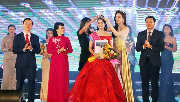 Ban tổ chức trao cho vương miện trị giá 1 tỷ đồng cho Thí sinh Trần Thị Mai đoạt danh hiệu Người đẹp Hạ Long 2020.