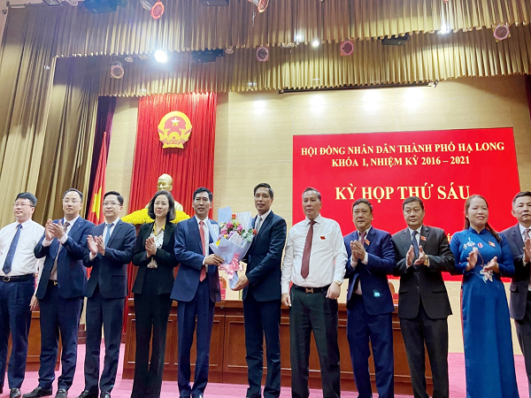 Lãnh đạo TP Hạ Long chúc mừng Tân Chủ tịch UBND TP Hạ Long Nguyễn Tiến Dũng.