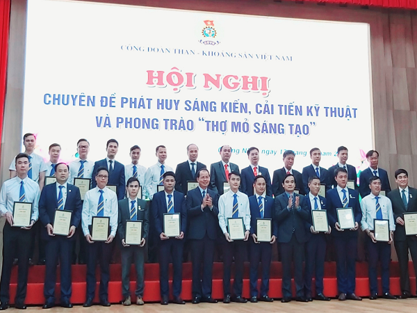 Các cá nhân được Công đoàn TKV trao tặng danh hiệu "Thợ mỏ sáng tạo".