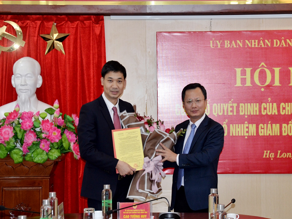 Phó Chủ tịch Thường trực UBND tỉnh Quảng Ninh trao quyết định bổ nhiệm cho tân Giám đốc Sở NN&PTNT Nguyễn Văn Công (bên trái).