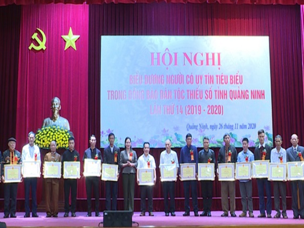 Phó Chủ tịch UBND tỉnh Quảng Ninh Nguyễn Thị Hạnh, trao bằng khen của UBND tỉnh cho 20 cá nhân có uy tín tiêu biểu.
