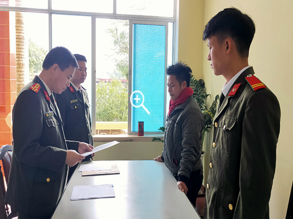 Công an huyện Ba Chẽ tống đạt quyết định xử phạt đối tượng Triệu Đức Giang.