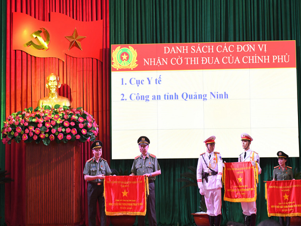 Đại tướng Tô Lâm, Bộ trưởng Bộ Công an, trao Cờ thi đua của Chính phủ cho Công an tỉnh Quảng Ninh.