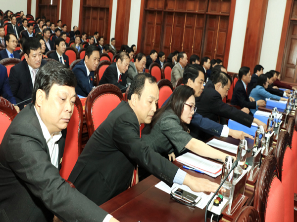HĐND tỉnh Ninh Bình khóa XIV biểu quyết thông qua Nghị quyết tại kỳ họp.