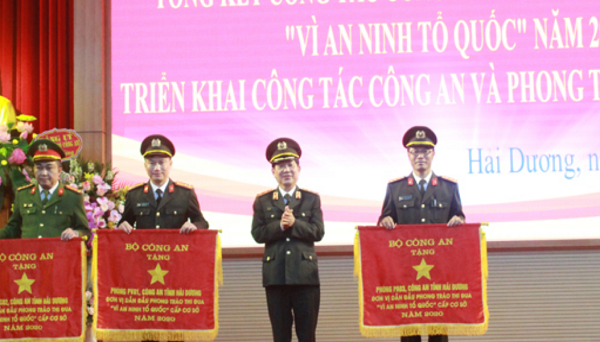 Thứ trưởng Nguyễn Văn Sơn trao Cờ thi đua của Bộ Công an cho các tập thể của Công an tỉnh Hải Dương có thành tích xuất sắc năm 2020.