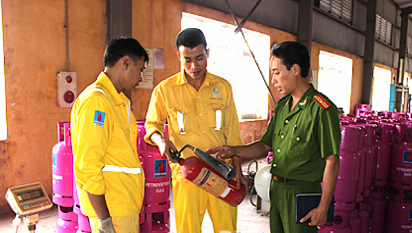 Công an Nam Định kiểm tra, hướng dẫn đội viên PCCC cơ sở sử dụng bình bột chữa cháy.