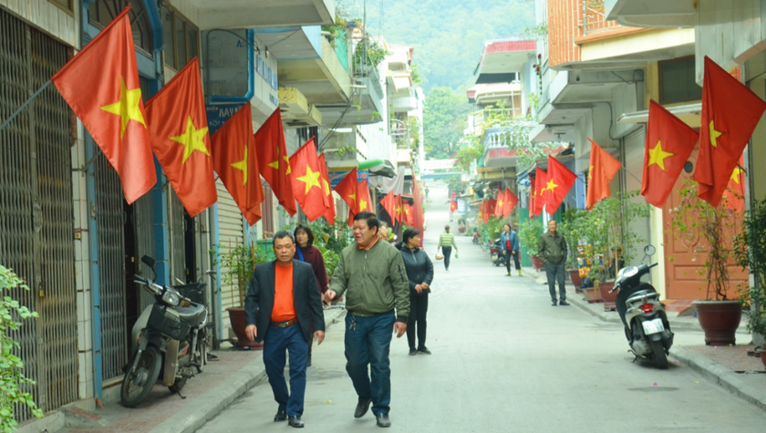 Khắp các con phố, ngả đường từ thành thị đến miền núi ở Quảng Ninh, đều rực rỡ cờ hoa hướng về Đại hội XIII của Đảng.