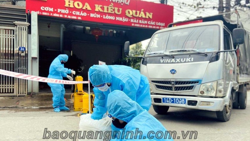 Lực lượng y tế TP Hạ Long tổ chức phun khử khuẩn khu vực tổ 1, khu 6, phường Hồng Hà, trong sáng 28/1.