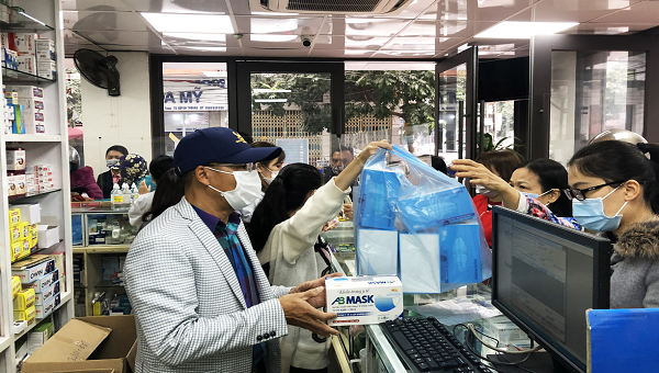 Ngay trong sáng 28/1, nhiều người dân TP Hạ Long tới các cửa hàng thuốc để mua khẩu trang.