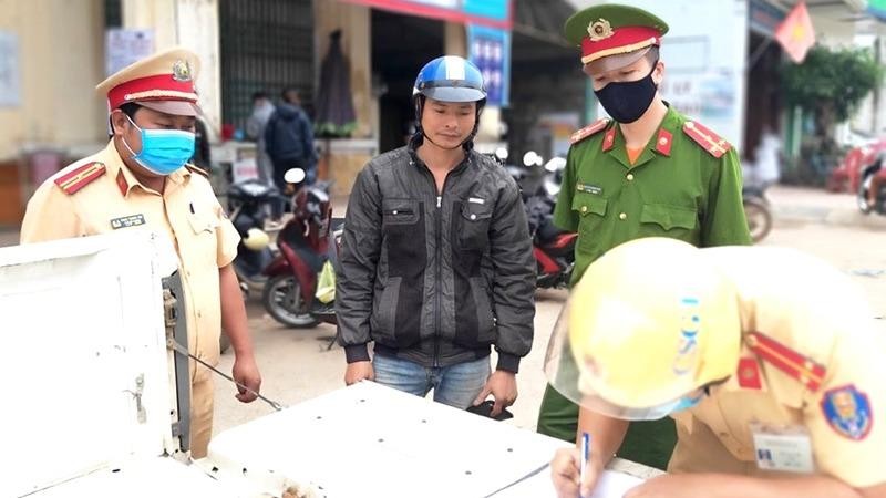 Quảng Ninh xử phạt nhiều trường hợp không đeo khẩu trang nơi công cộng. Ảnh minh hoạ: baoquangninh
