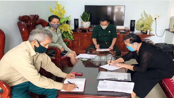 Tổ tự quản ANTT phường Hà Khẩu, TP Hạ Long, đến từng hộ dân thực hiện cam kết chấp hành nghiêm quy định về phòng, chống dịch Covid-19