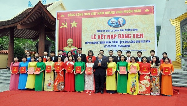 Lãnh đạo tỉnh Quảng Ninh trao quyết định cho 30 quần chúng ưu tú được kết nạp Đảng.