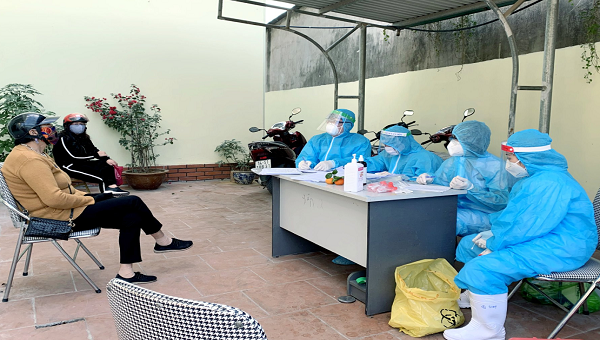 Người dân thị trấn Cái Rồng (huyện Vân Đồn) tự nguyện đến trạm y tế khai báo y tế, lịch sử tiếp xúc với những trường hợp F1, F2.