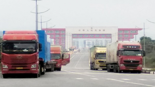 Các container hàng hóa nhập khẩu qua Cửa khẩu Cầu Bắc Luân 2 trong ngày 18/2.