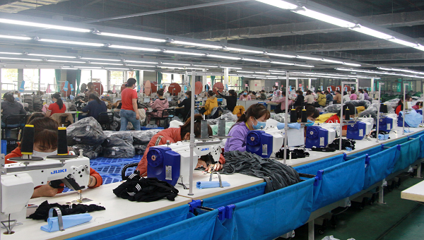Hoạt động sản xuất tại KCN Việt Hưng, TP Hạ Long diễn ra bình thường.